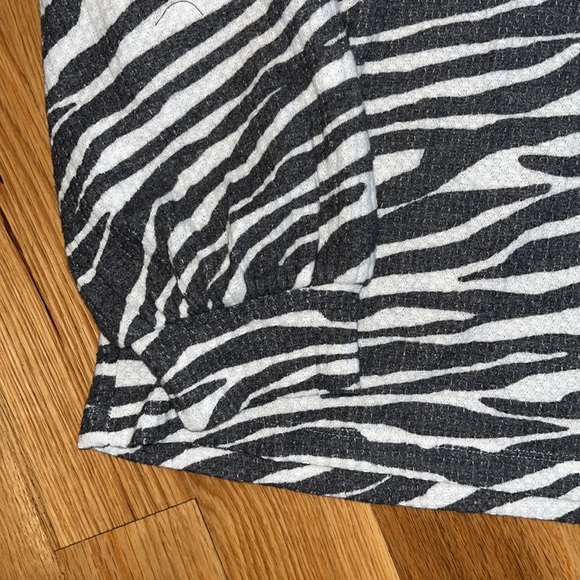 NWT Sanctuary Klara Waffle Top in animal print - Picture 3 of 6